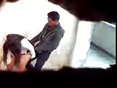 可爱的妻子和妈妈操年轻男孩