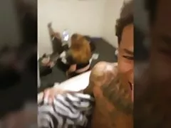 纤细的 30 多岁的妻子