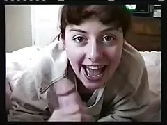 西班牙的母亲，带着令人惊叹的巨大的胸部