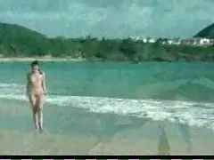 时髦的母亲，带着完美的身体和饿猫