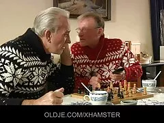 成熟的母亲在一次他妈的两个男孩