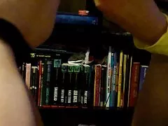 黑摩卡门在她的阴道上使用的玩具