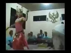 妻子看到巨大的婆婆骑他的公鸡