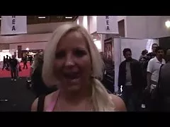 卷毛妈乱搞年轻 lesbo 女孩