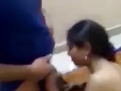 傲慢和双腿修长熟女获取她的阴户舔了舔和性交