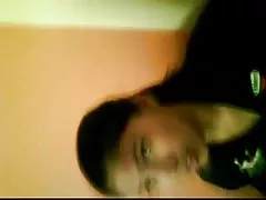 成熟的母亲渐入佳境的健身房的年轻姑娘