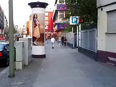 女儿乱搞成熟女同性恋不是她的妈妈