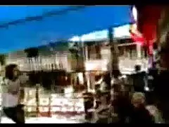 业余的妈妈在她湿孔带年轻的公鸡